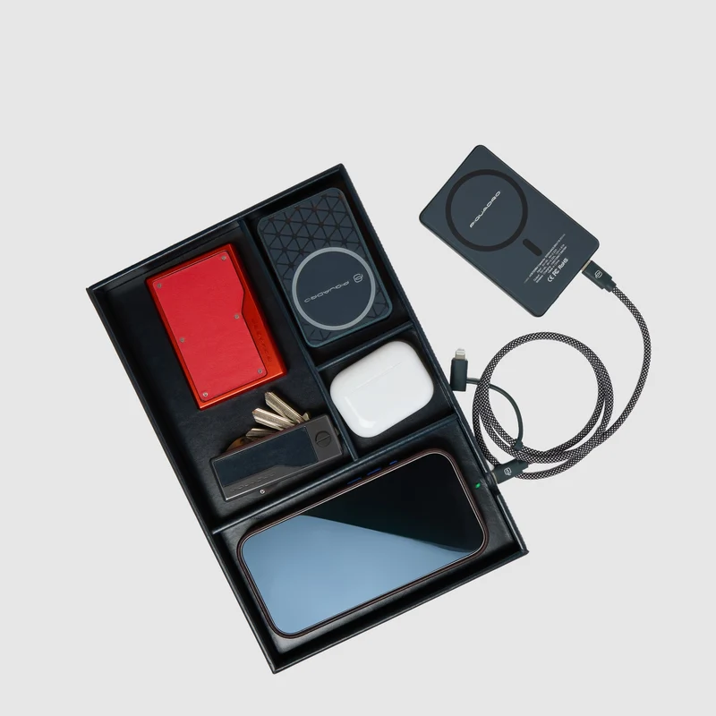 Svuotatasche in pelle con doppia ricarica wireless
